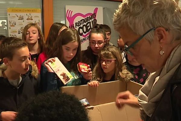 Les élèves du collège Rabelais ont participé à une collecte pour les Restos du Coeur de Poitiers.