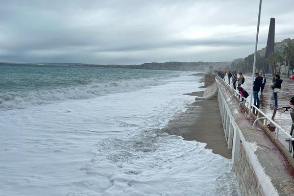 La plage Beau rivage de la promenade des Anglais à Nice ce jeudi 2 novembre a des allures de Normandie !