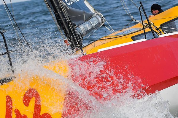 Le calme avant la tempête ! Les concurrents de la Route du Rhum se préparent à une prochaine nuit d'enfer tellement les conditions météorologiques s'annoncent dantesques. "Je vais essayer de me reposer aujourd’hui avant la baston de mardi," explique Kito de Pavant.