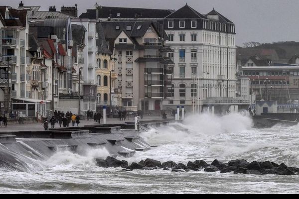 La digue de Wimereux prise d'assaut par les vagues, le 9 février 2020.