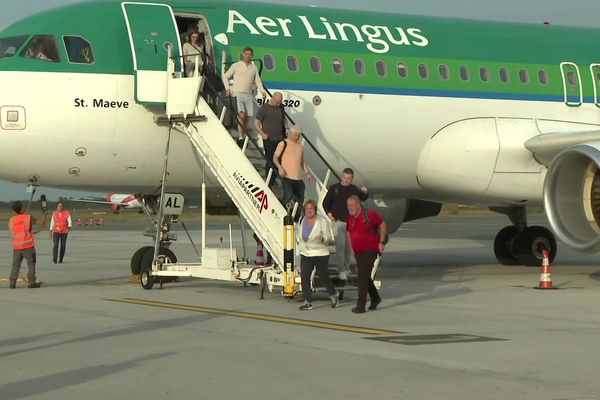 Dès le début de la matinée, les supporters irlandais arrivent à l'aéroport de Bordeaux-Mérignac.