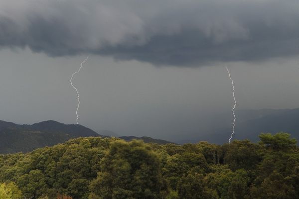 Ce vendredi 4 novembre, les services de Météo France ont placé les deux départements insulaires en vigilance jaune vent violent et orages.