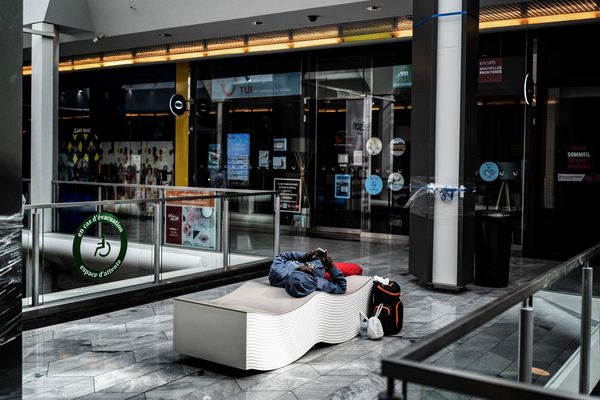 un banc dans le centre commercial quasi déserté de la Part-Dieu à Lyon le 17 mars dernier après la décision de confinement