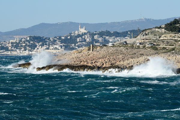 Des vagues allant jusqu'à 3 mètres pourront être observées dans les Bouches-du-Rhône et le Var ces prochains jours.