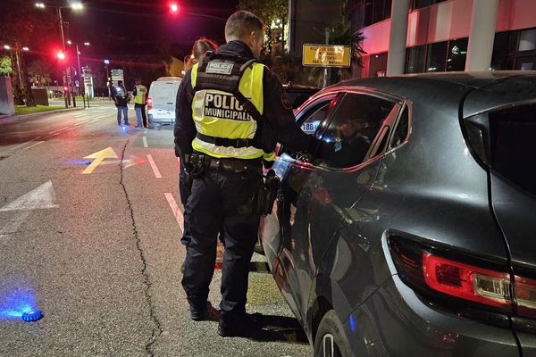 Un policier municipal contrôle un véhicule lors de l'opération.