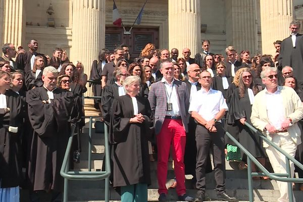 Les avocats du barreau de Perpignan se sont réunis devant le tribunal, vendredi 5 juillet, en soutien à leur collègue ciblé et pour défendre leur profession