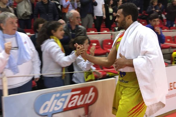 Quinton Hooker de la JAVCM savoure la victoire avec les supporters, vendredi 12 avril 2019.