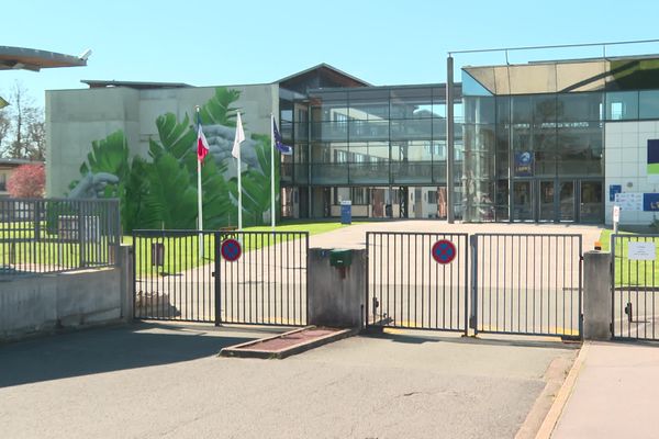 Le lycée Rotrou de Dreux, où une partie du personnel a exercé son droit de retrait le 3 avril.