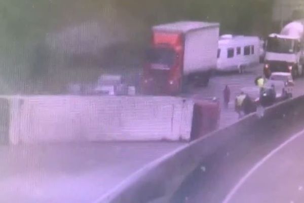 Un camion couché sur l'autoroute A 13, à Chaufour-lès-Bonnières, dans les Yvelines.