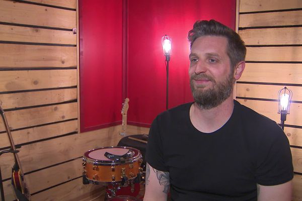 Gabriiel, dans son studio-maison, dans la région de Cluny en Saône-et-Loire.