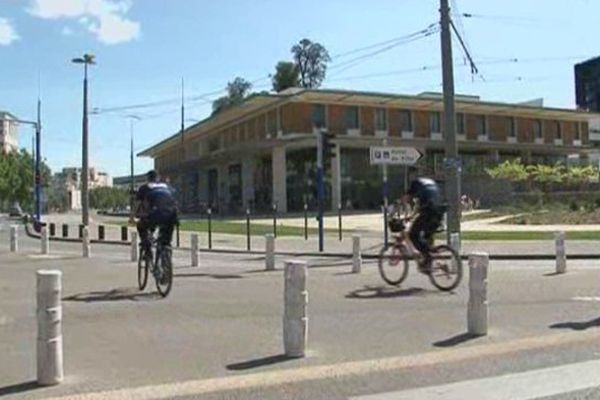 Montpellier - des policiers municipaux patrouillent à vélo dans la ville - 22 juillet 2014.