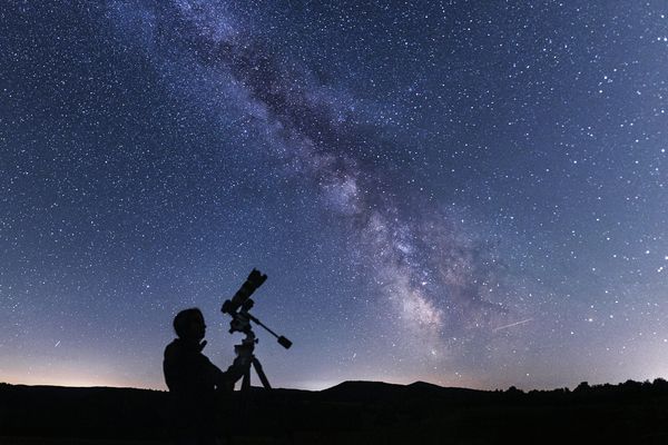 La galaxie d'Andromède, se situe à 2,5 millions d'années-lumière de la Terre.