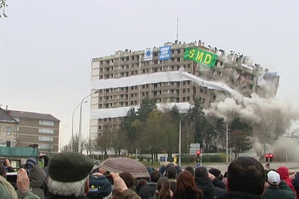 À Limoges, un immeuble du quartier de la Bastide est détruit en 2010.