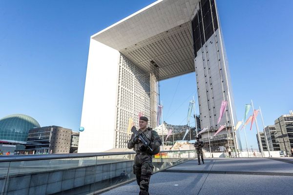 Fusil d’assaut en bandoulière, les soldats du 92e RI de Clermont-Ferrand participent depuis début août et jusqu’au 4 octobre à l’opération Sentinelle à Paris