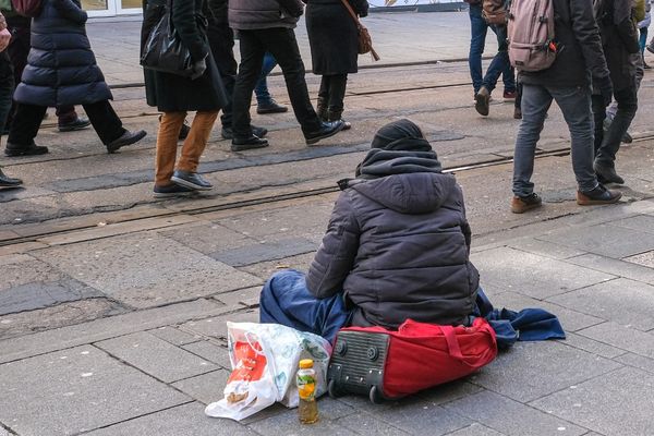 Le maire de Cholet voulait interdire les SDF dans sa commune, la justice suspend son arrêté anti-mendicité controversé, photo d'illustration