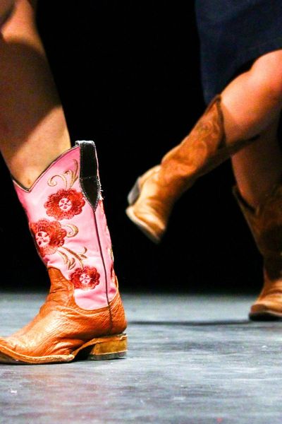 Polka, Tow step, Cha Cha ou West Coast, plusieurs types de danses de country.