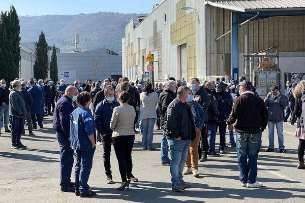 Quelques centaines de salariés bloquent le site de le SAM de Viviez ce mardi 9 mars. 