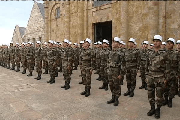 64 engagés volontaires ont reçu ce mardi au Mont-Saint-Michel leur képi blanc, symbole de leur appartenance à la Légion étrangère.