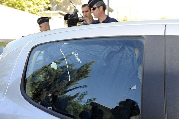 Nikola Karabatic, caché sous un vêtement, arrive au palais de justice de Montpellier - 2 octobre 2012