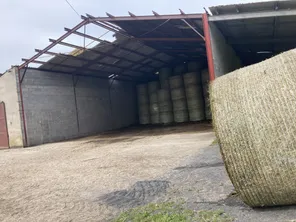 La toiture de ce hangar de stockage a été aspirée par les violentes bourrasques.