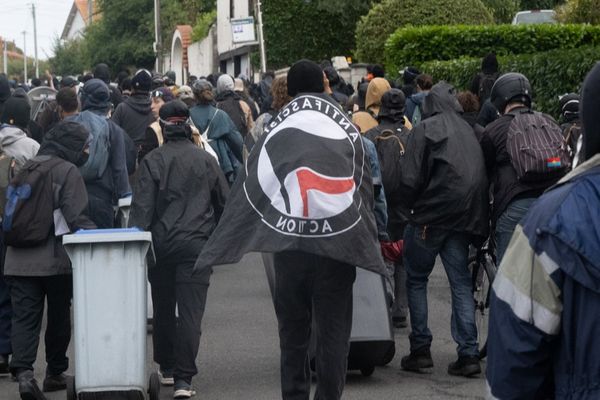 Plusieurs centaines de personnes bravent l'interdiction de manifester contre la venue de Sébastien Chenu, le numéro 2 du RN à Vertou près de Nantes, le 26 octobre 2024