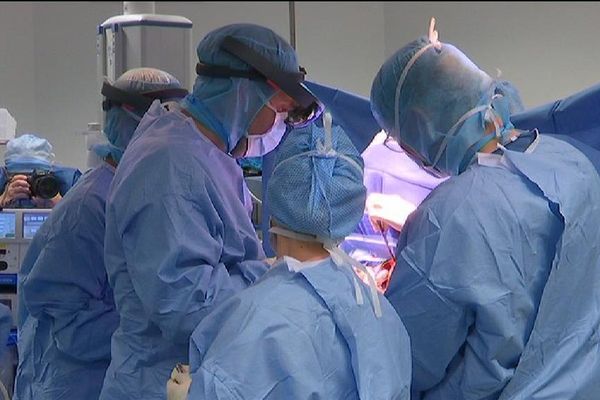 Le médecin a porté des lunettes 3D tout au long de l'opération