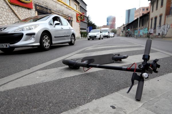 Photo d'illustration d'une trottinette devant des voitures.