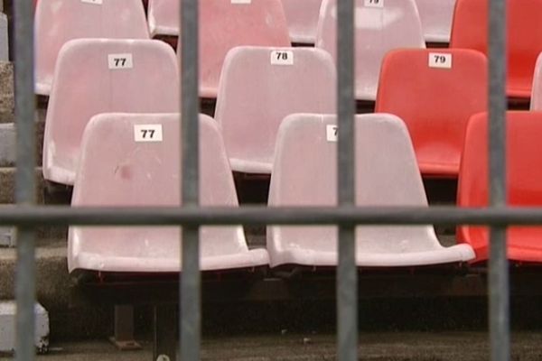 Les Ultras de la Populaire Sud ont rédigé un communiqué adressé à l'ensemble du public niçois. « Samedi, les joueurs vont avoir besoin de nous, la Populaire Sud, mais également du reste du stade ».