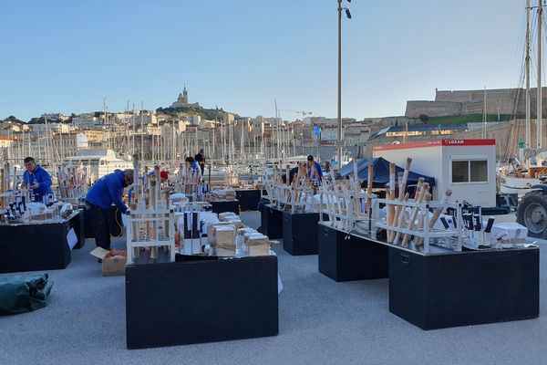 Les artificiers préparent leurs tirs sur le Vieux-Port de Marseille.