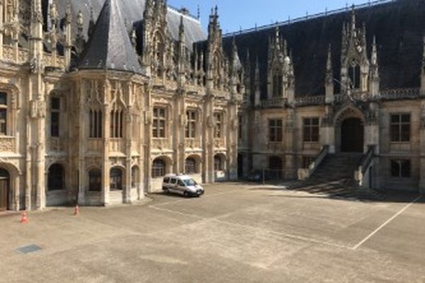 Le palais de justice de Rouen date de la fin du moyen-âge. Parlement de Normandie, il sera dédié à la justice à partir de la révolution française.