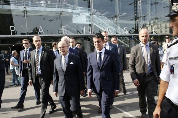 Le premier Ministre Manuel Valls, le ministre de l'Intérieur Bernard Cazeneuve et le Préfet de police de Paris Bernard Boucault ce dimanche matin à la gare Montparnasse Paris.