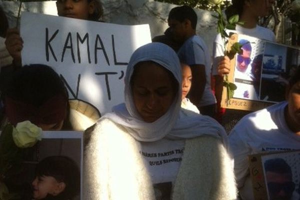 La maman de Kamal assise les larmes aux yeux , incapable de parler, paralysée par la douleur. Son fils a été tué par une rafale d'arme automatique. Il avait 15 ans. Un deuxième adolescent et un homme de 24 ans ont également été tués le même jour dans la cité des Lauriers dans le 13 eme arrondissement de Marseille. La marche silencieuse partait de la Canebière ce samedi. 