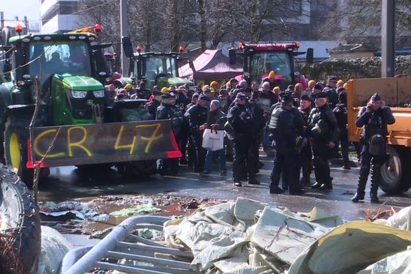 Les agriculteurs de la Coordination rurale devant le Conseil régional de Nouvelle-Aquitaine ce lundi 11 mars.