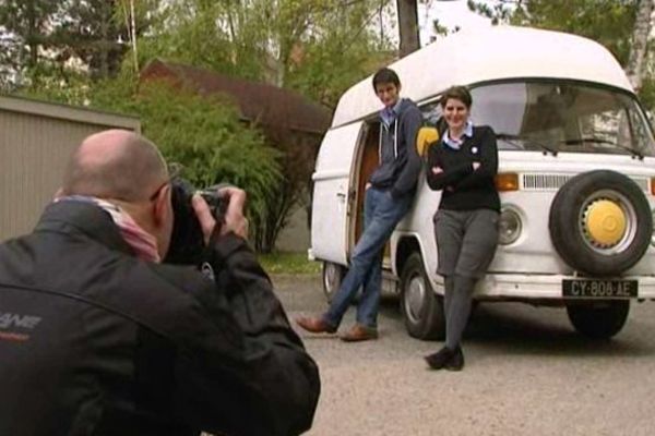 Claire Audhuy et Baptiste Cogitore se sont fait tirer le portrait par la presse locale avant le grand départ