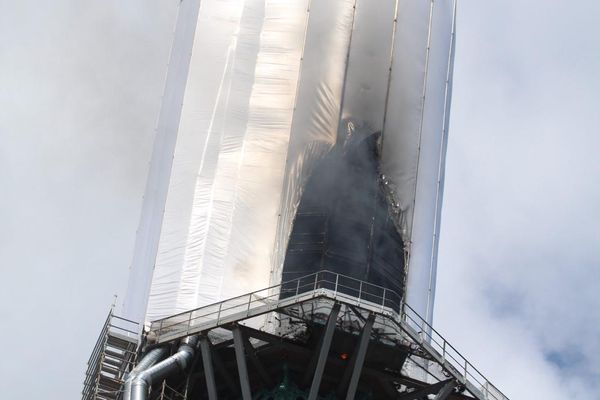 Avec leur drone, les sapeurs-pompiers ont capturé des images impressionnantes de l'incendie de la flèche de la cathédrale.