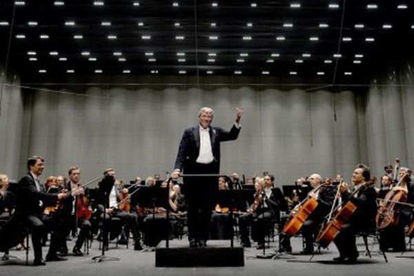 Michael Schønwandt entouré des musiciens de l'Opéra Orchestre National de Montpellier lors d'une répétition à l'Opéra Berlioz - 2014