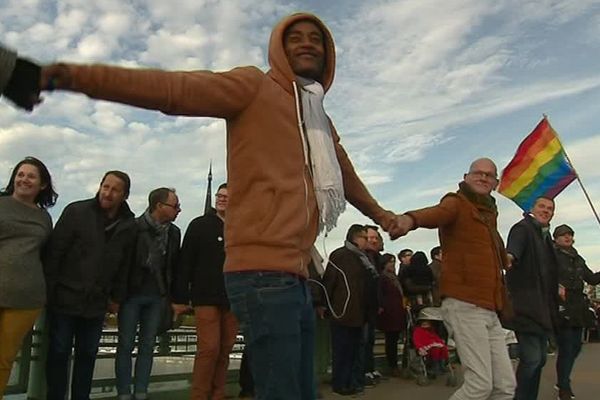 Temps fort du rassemblement, une chaîne solidaire s'est formée sur le pont Pierre Corneille, samedi 3 novembre 2018, à Rouen