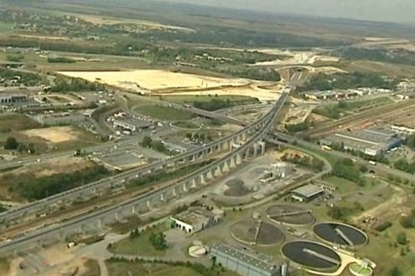 Le chantier de l'estacade de la Folie à Poitiers vu du ciel.