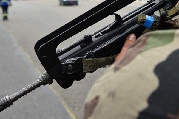  Les cartouches retrouvées servent au FAMAS, le Fusil d'Assaut de la Manufacture d'Armes de Saint-Étienne, qui équipe l'Armée Française depuis les années 70.