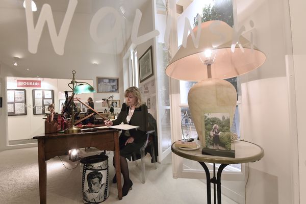 Maryse Wolinski, veuve de Georges Wolinski, au bureau de son mari, légué au Salon International du dessin de presse et d'Humour de Saint-Just-le-Martel (Haute-Vienne)