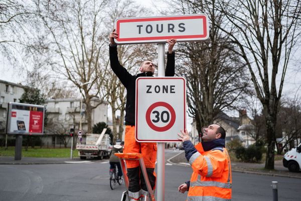 La zone 30 sera signalée aux entrées de ville, mais les services municipaux ont déjà commencé à enlever les nombreux panneaux qui indiquaient les secteurs limités à 30 km/h.