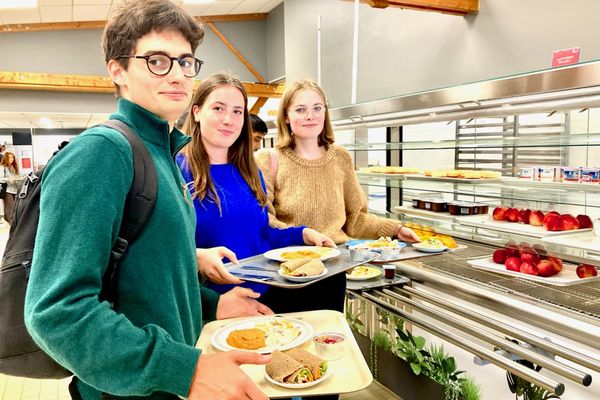 Au Resto U du campus Beaulieu, à Rennes, les repas servis ce mardi 19 septembre 2023 sont concoctés par le chef Nicolas Carro, qui est distingué d'une étoile au Guide Michelin, guide gastronomique de référence.