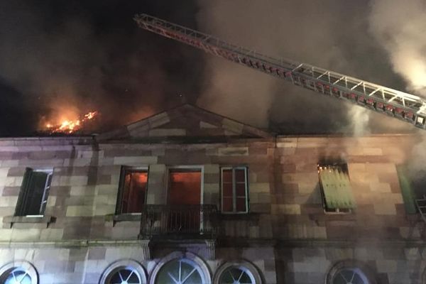 35 pompiers ont lutté contre les flammes lors de l'incendie de la mairie de Clairegoutte en Haute-Saône ce 9 novembre au soir. 