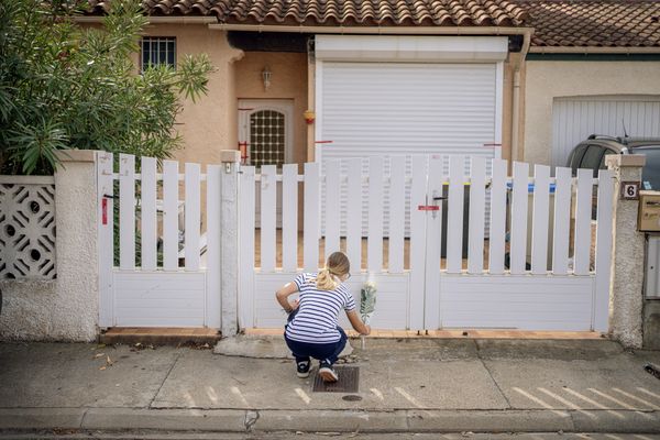 Des fleurs sont déposées devant la maison où a été tué Émilio.