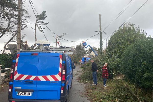 Des agents d'Enedis sur un chantier de remise en service du réseau électrique à Arzon (Morbihan) ce samedi 4 novembre.