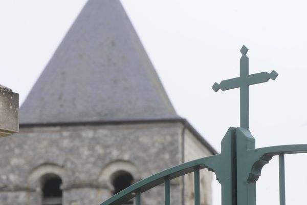 Polémique identique à propos d'une croix au-dessus du portail du cimetière de Prinçay dans la Vienne