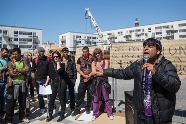 Calaisiens, militants associatifs et migrants ont manifesté ce samedi sur la place d'Armes à Calais