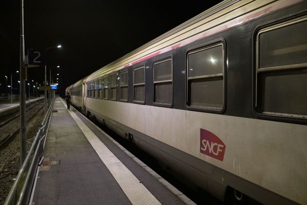 L'association "Urgence ligne POLT"  hausse le ton quelques semaines après le report de la livraison de nouvelles rames de train destinées à la ligne Paris-Orléans-Limoges-Toulouse.Ses membres demande au ministre des transports de réagir et envisagent d'organiser un train d ela colère en novembre prochain.