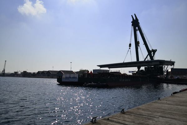 Le tablier du pont tournant de Saint-Malo est installé, une manipulation réalisé avec précaution. L'ouvrage est arrivé par la mer, de Rotterdam lundi 12 avril 2021.