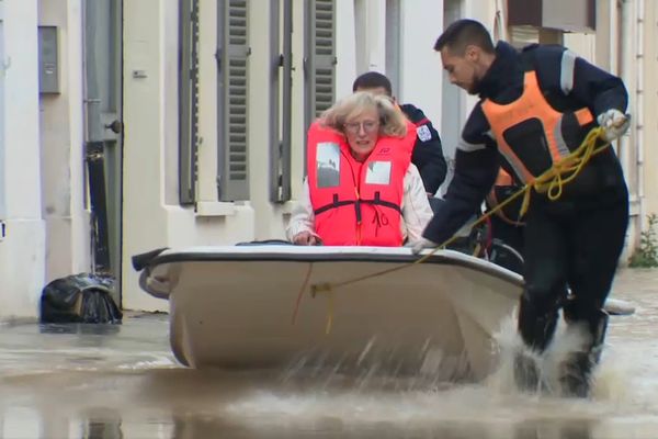 Jeanne a dû ête évacuée de chez elle sur un bateau tracté par les pompiers